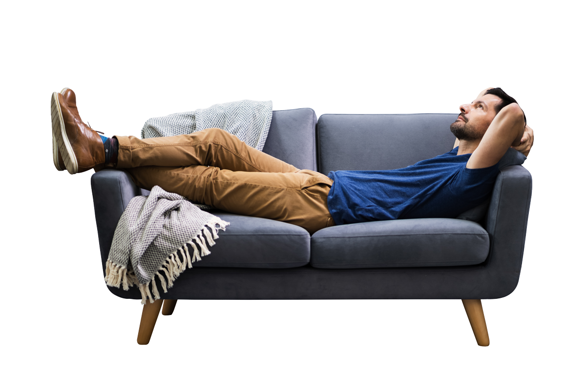Ein Mann liegt auf der Couch.